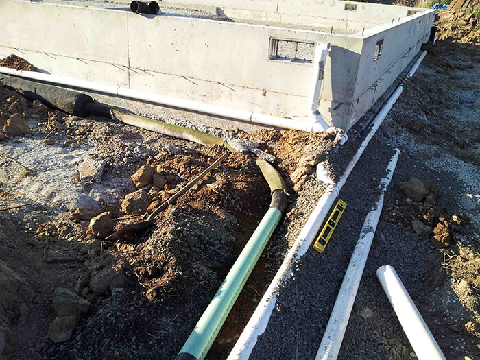 Vue sur une installation de drain français avant le remblayage
